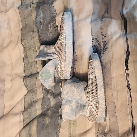 Disney Elsa and Anna slippers velcro size 7/8L - Picture 8 of 9